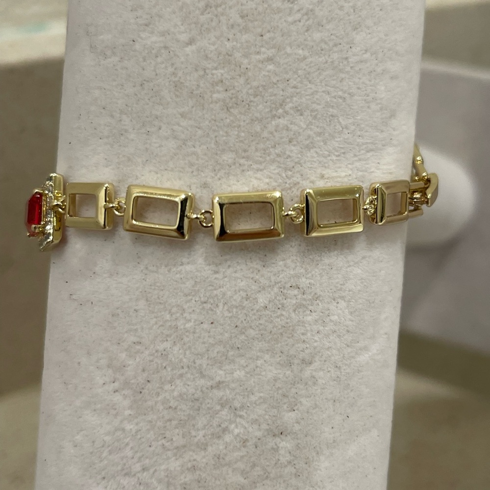Elegant Gold and Pink Gemstone Bracelet - Picture 5 of 8
